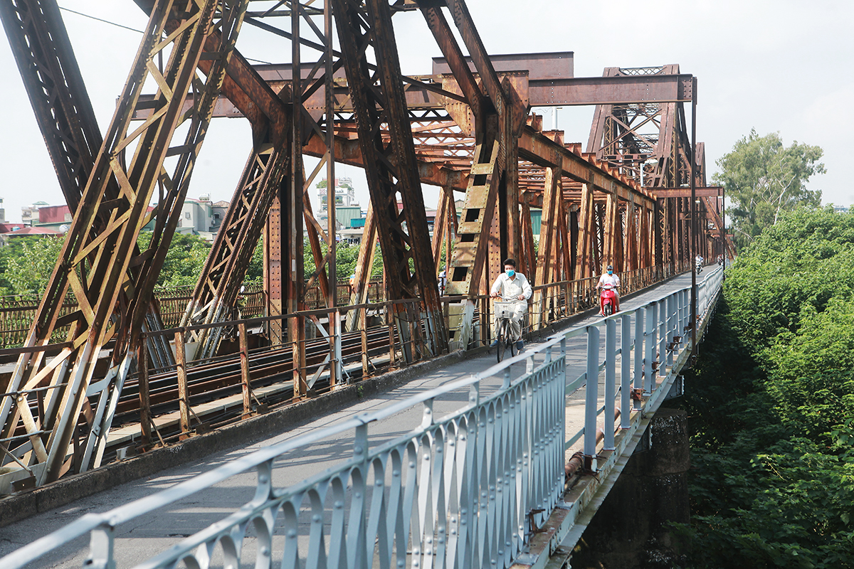 Sau đợt đại tu năm 2015, mới đây TP Hà Nội quyết định sơn lại toàn bộ cầu Long Biên, thay một lớp áo mới cho cây cầu 123 năm tuổi