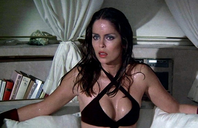 Barbara Bach ăn mặc gợi cảm trong The Spy Who Loved Me (1977). 
