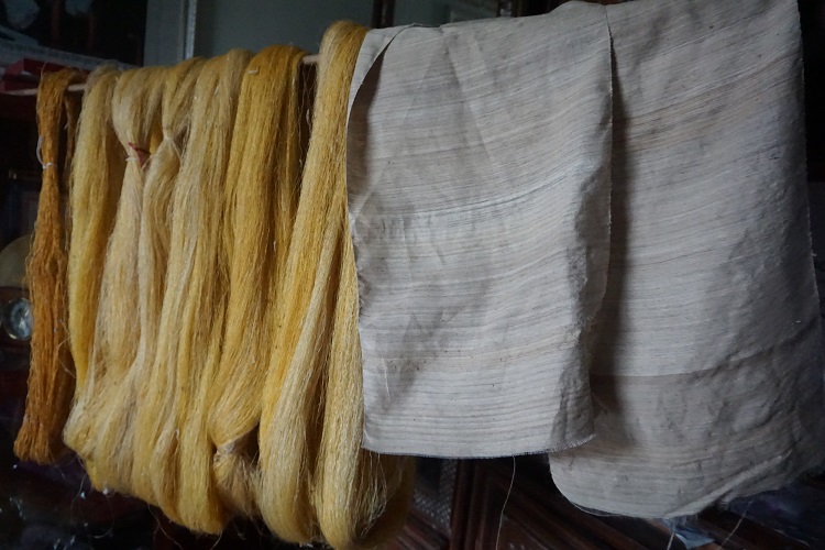 Vải tơ sen tuy có đẹp và nhiều ưu điểm song các công đoạn sản xuất thì rất cầu kỳ và hoàn toàn phải làm thủ công.