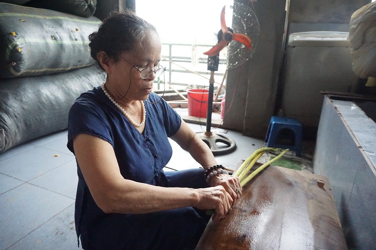 Bà Thuận dành trọn vẹn hai năm để vừa nghiên cứu, vừa thử nghiệm với loại lụa mới tinh ở Việt Nam.