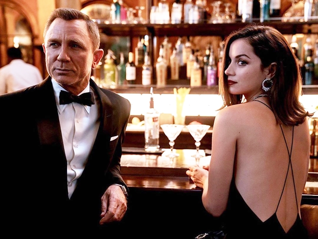 Trong phim, Ana de Armas đóng vai một nữ đặc vụ gợi cảm của CIA, sát cánh cùng James Bond. Người đẹp Cuba cho biết, vai diễn của cô đóng một vai trò quan trọng trong nhiệm vụ của Bond.
