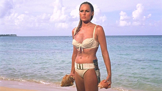 Sau khi No Time to Die ra mắt, tờ HK01 đăng tải bài viết những Bond girl quyến rũ nhất màn ảnh. Trước Ana de Armas, nhiều minh tinh cũng thành danh nhờ xuất hiện trong loạt phim có đề tài điệp viên nổi tiếng. Một trong những nàng Bond girl đời đầu phải kể đến minh tinh Ursula Andress. 
