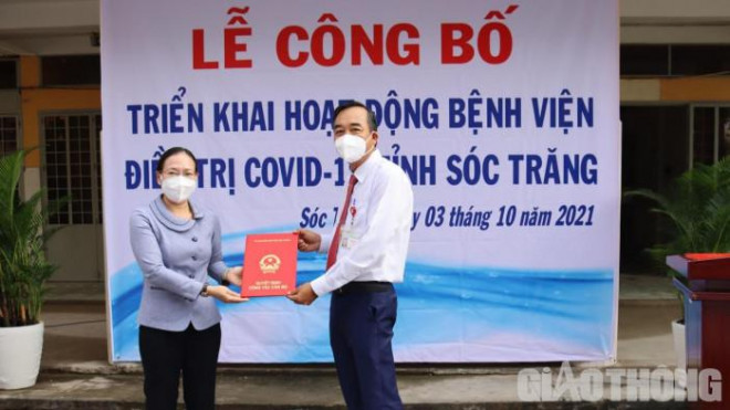 Phó chủ tịch UBND tỉnh Sóc Trăng - Huỳnh Thị Diễm Ngọc trao Quyết định bổ nhiệm ông Chung Tấn Định, Phó giám đốc Bệnh viện Đa khoa tỉnh Sóc Trăng đảm nhận chức vụ Giám đốc Bệnh viện Điều trị Covid-19 tỉnh Sóc Trăng.