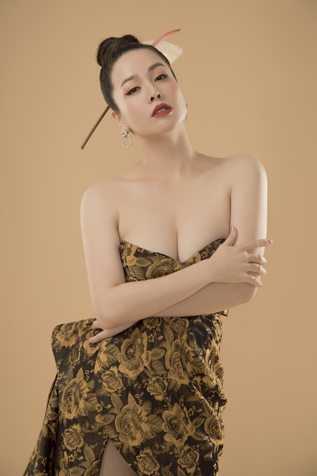 Khác với hình ảnh quê mùa, khắc khổ trên phim, ngoài đời Nhật Kim Anh sở hữu nhan sắc quyến rũ cùng gu thời trang gợi cảm, sành điệu.
