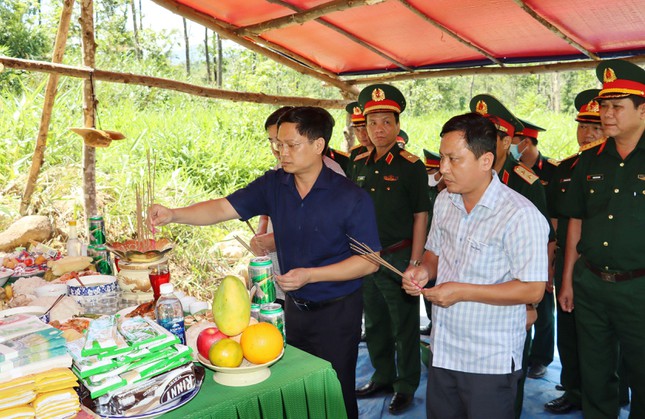 Lãnh đạo tỉnh TT-Huế và huyện Phong Điền dâng hương tưởng niệm các anh hùng liệt sĩ