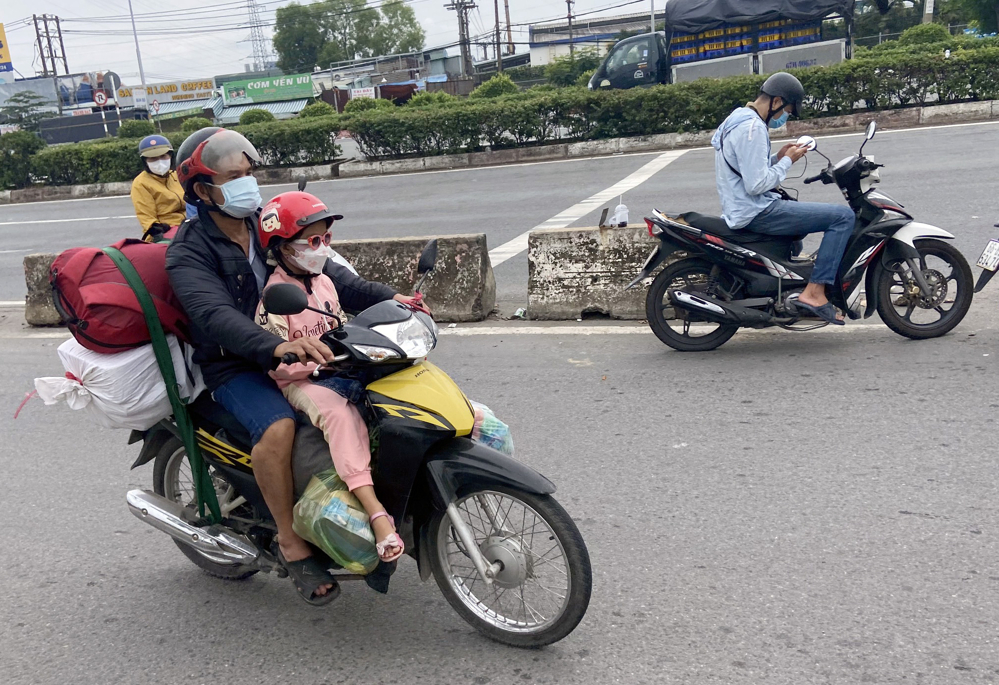 Nhiều trẻ em theo cha mẹ trở về quê ở các tỉnh miền Tây.