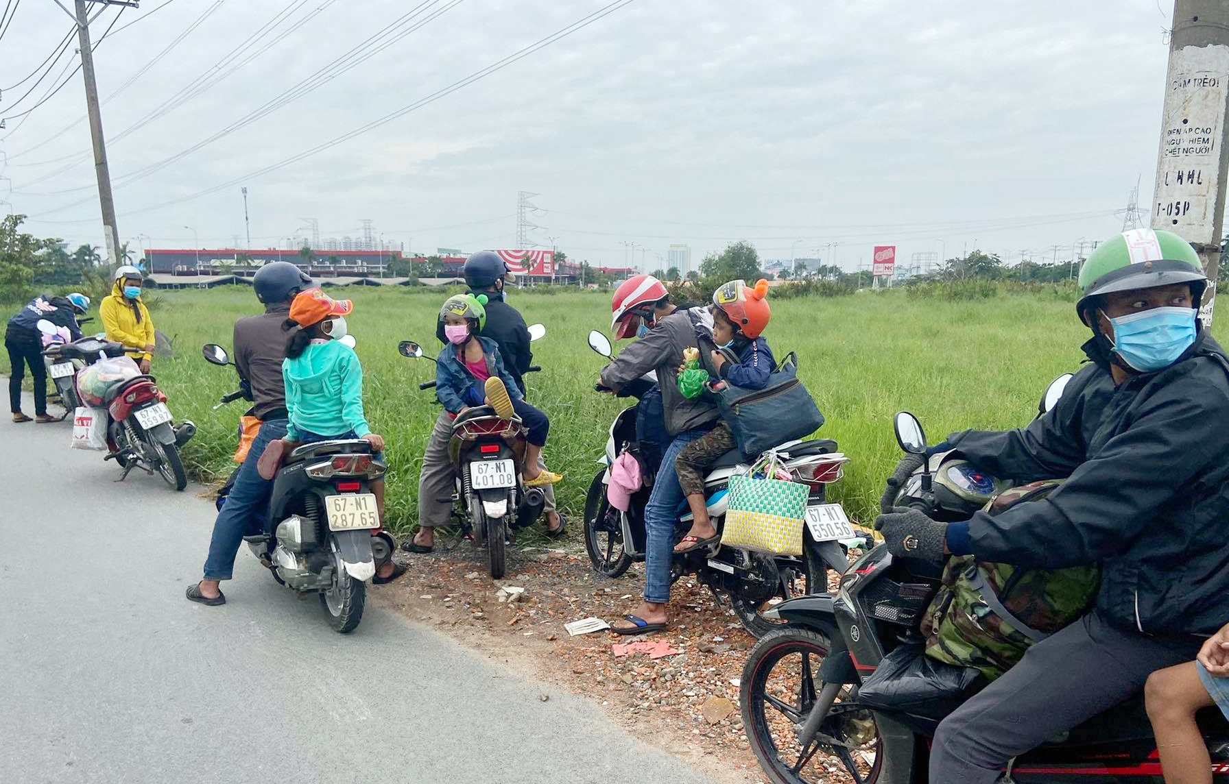 Đoàn người lưu thông thành từng nhóm về quê và nghỉ ngơi ven đường.