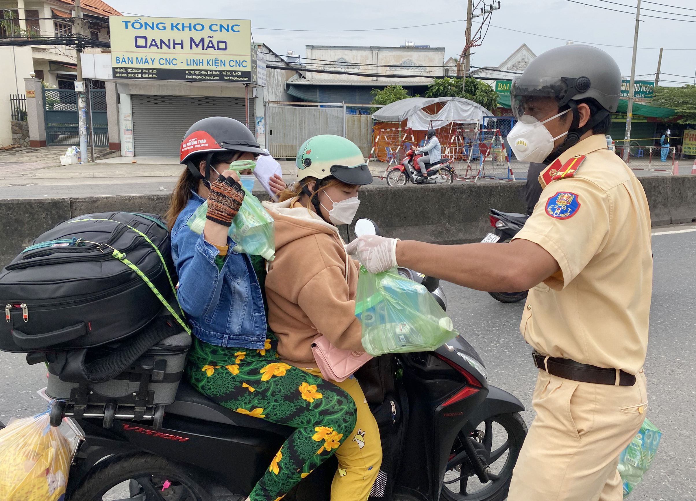 Nhận thấy người dân xuất phát từ Bình Dương qua TP.HCM để về các tỉnh miền Tây, lực lượng CSGT Bình Triệu thuộc Phòng CSGT đường bộ - đường sắt (PC08) Công an TP.HCM&nbsp; đã vận động các nhà hảo tâm phối hợp với chốt kiểm soát dịch cầu Vĩnh Bình (Quốc lộ 13, phường Hiệp Bình Phước, TP. Thủ Đức) tổ chức trao 500 phần quà cho bà con về quê.