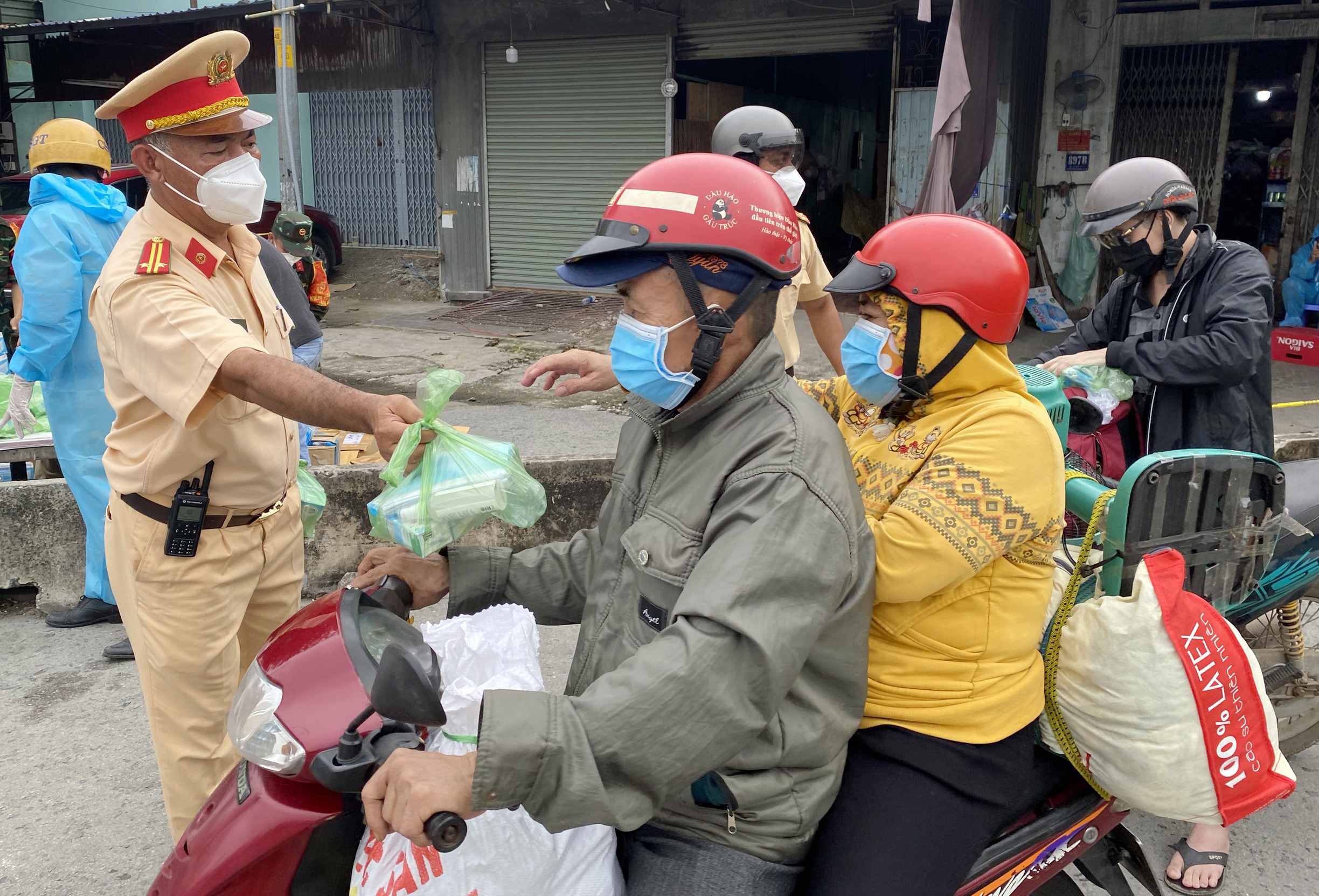 Ban đầu người đi đường còn e ngại khi thấy CSGT, tuy nhiên khi được các chiến sĩ, cán bộ công an tận tay trao chai nước suối, sữa, khẩu trang… làm mọi người bất ngờ và sung sướng.