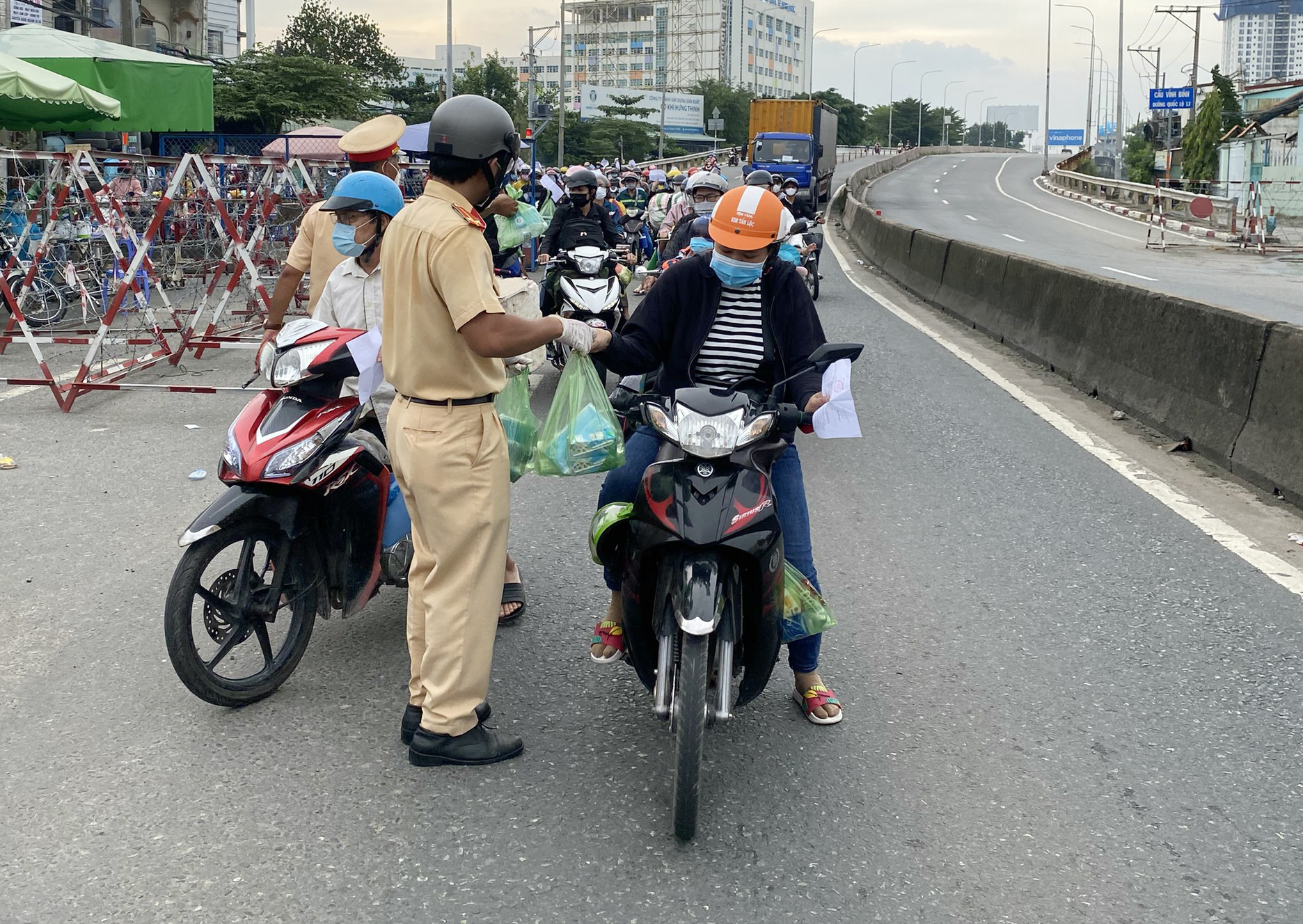 &nbsp;Anh Hoàng Linh (quê An Giang) cho biết: “Khi vừa tôi vừa chạy xe đến chốt kiểm soát dịch cầu Vĩnh Bình thì gặp các chiến sĩ CSGT vẫy lại. Cứ nghĩ sẽ bị bắt phạt, không ngờ, chiến sĩ CSGT tặng nước suối, sữa cho chúng tôi để tiếp tục hành trình. Tôi rất cảm động. Giữa dịch bệnh thế này hình ảnh các anh trao quà, tôi thấy ấm lòng ”.