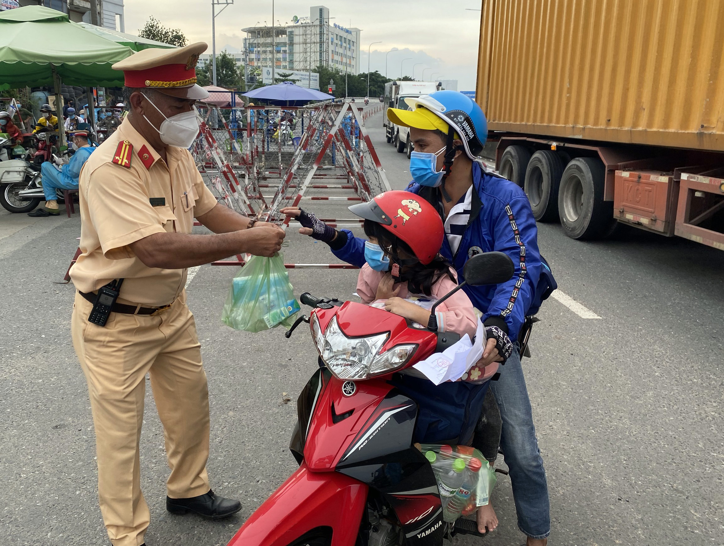 “Đang chạy xe trên đường mà gặp CSGT, tôi rất sợ. Tuy nhiên, khi được các anh tận tay phát nước uống, sữa và nhắc chúng tôi lái xe an toàn, thật sự rất bất ngờ và sung sướng. Việc làm quá hay và có ý nghĩa, giúp người dân chúng tôi gần gũi hơn với CSGT”, anh Tuấn Kiệt (quê Đồng Tháp) chia sẻ.