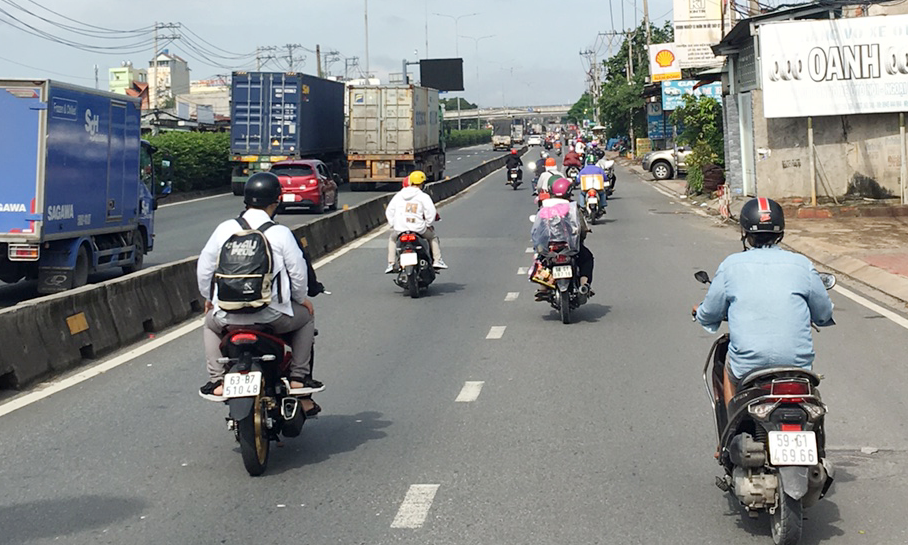 Đoàn người lưu thông trên Quốc lộ 1A hướng từ tỉnh Bình Dương về miền Tây.