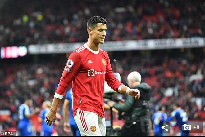 Ronaldo giận dữ &#34;bỏ mặc&#34; CĐV, fan tranh cãi chuyện CR7 dự bị cho Cavani ở MU - 2