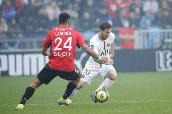 Messi có một pha dứt điểm trúng xà ngang Rennes ở trận này