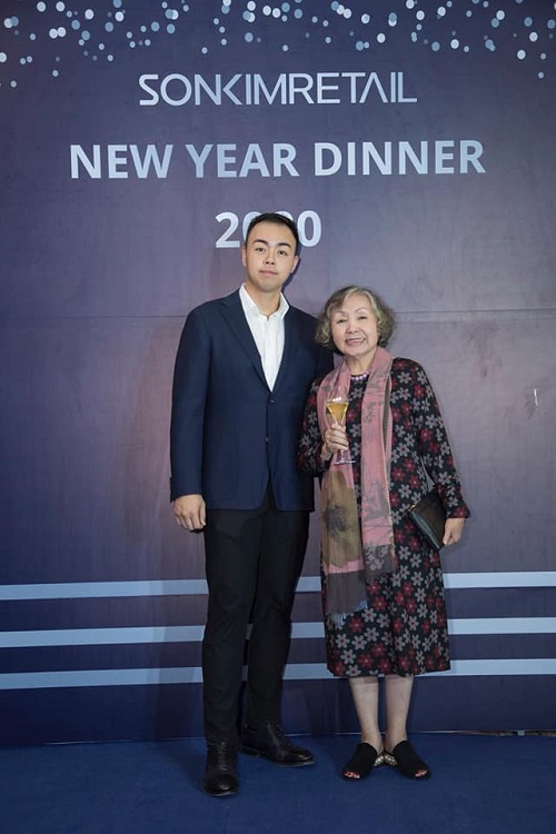 Bà nội của Nguyễn Hoàng Việt là doanh nhân Nguyễn Thị Sơn, người được mệnh danh là "người đàn bà thép" trong giới doanh nhân.