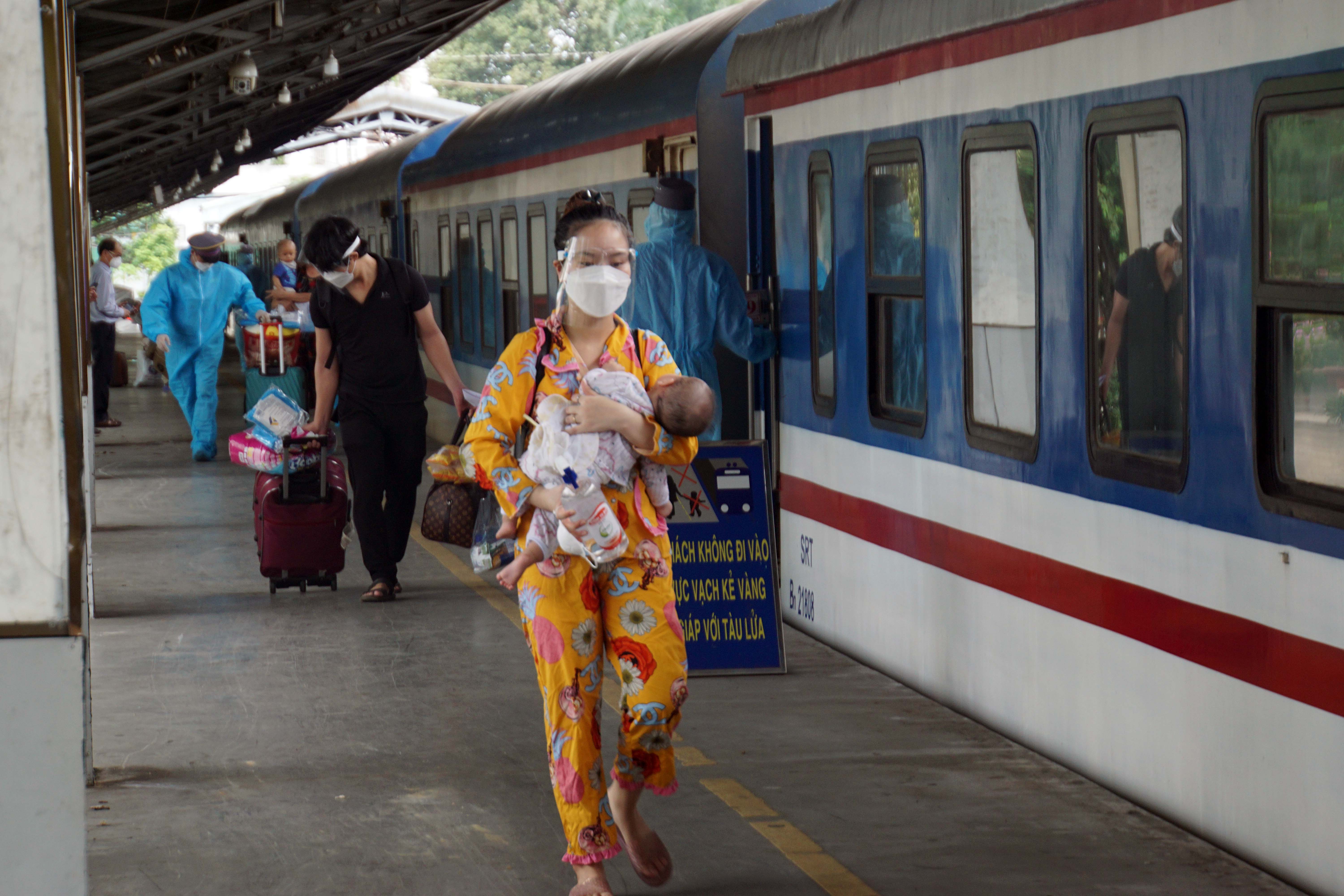 Ông Dương Viết Yên, Phó giám đốc Sở Lao động Thương binh và Xã hội tỉnh Ninh Bình cho biết: “Quan điểm của tỉnh Ninh Bình là không đón lao động mà đón những người chịu ảnh hưởng nặng bởi dịch COVID-19 như: trẻ em, phụ nữ mang thai, người bệnh hiểm nghèo, người già… Việc này nhằm chia sẻ khó khăn cho TP.HCM và các tỉnh phía Nam trong chống dịch”.