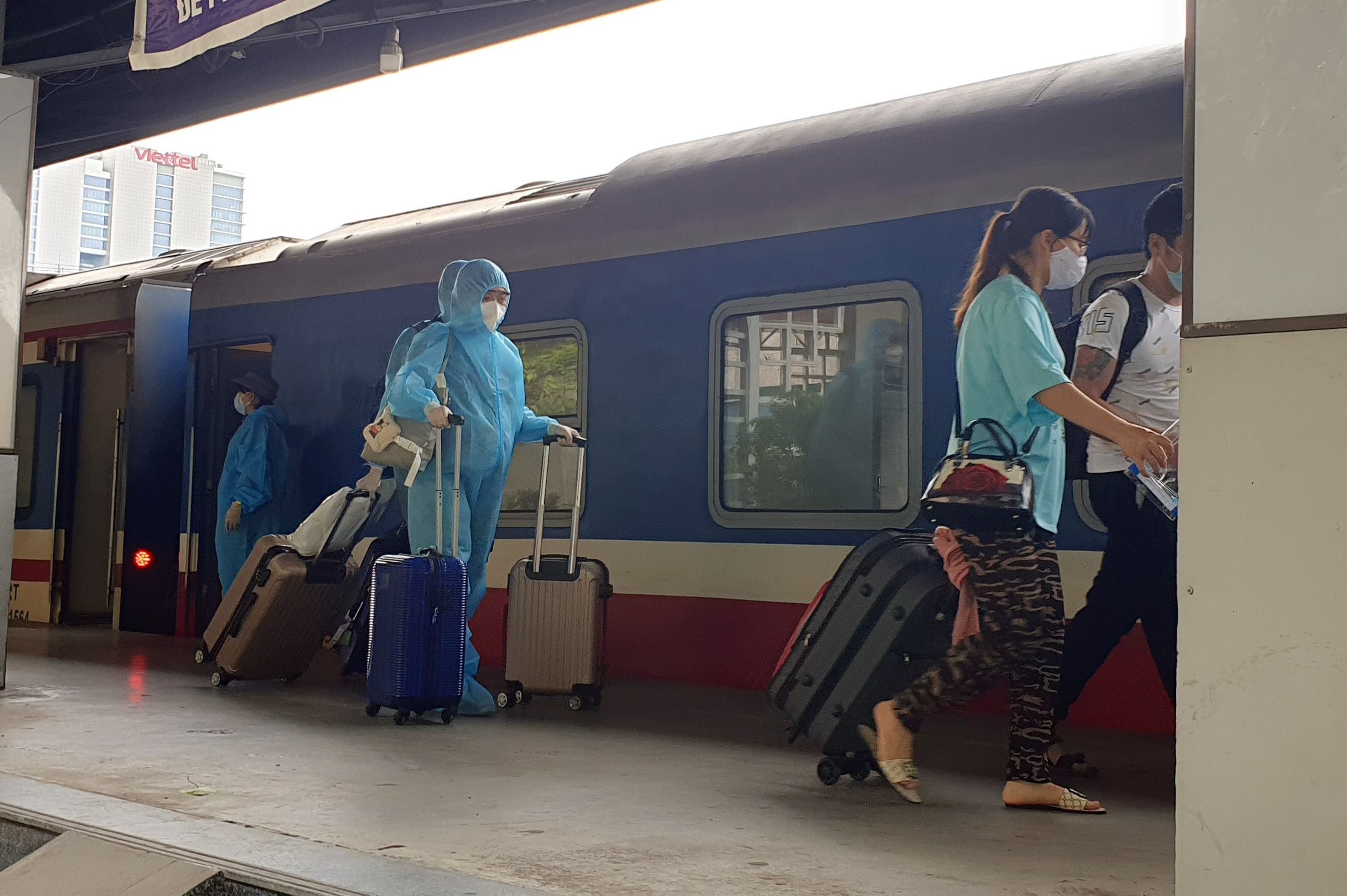 “Dịch bệnh nguy hiểm mà mình đang mang thai nữa nên đăng ký về quê để an toàn hơn. Mình về quê, thực hiện cách ly 14 ngày, sau đó về cách ly tại nhà. Mình khóc vì thấy rất buồn, nhiều năm gắn bó với Sài Gòn, đây cũng như quê hương thứ 2, chưa bao giờ nghĩ phải rời xa nơi cưu mang mình trong một hoàn cảnh đặc biệt như vậy”, người phụ nữ tên Linh chia sẻ.