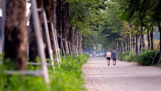 Nhiều tuyến phố, vỉa hè trở thành con đường kiểu mẫu của Thủ đô, là nơi đi bộ hóng gió, tập thể dục ưa thích của người dân.