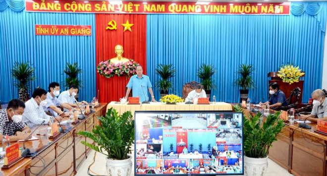 Chủ tịch UBND tỉnh An Giang ông Nguyễn Thanh Bình&nbsp;phát biểu kết luận&nbsp;tại cuộc họp. Ảnh: HH