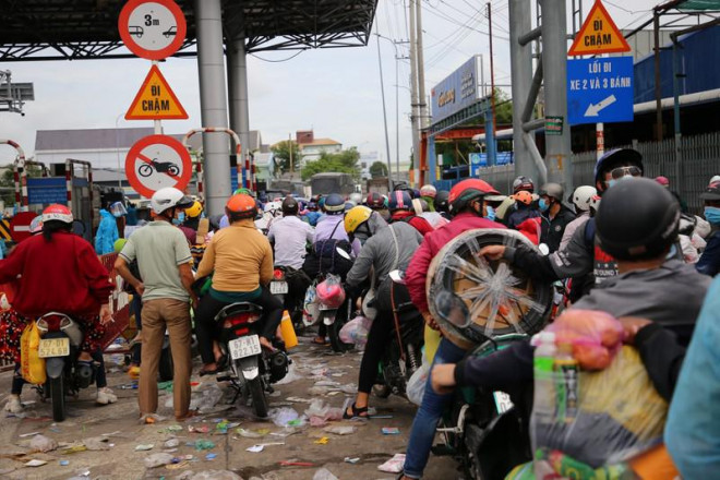 Hàng ngàn công dân tỉnh An Giang về quê ngày 3-10. Ảnh: HD