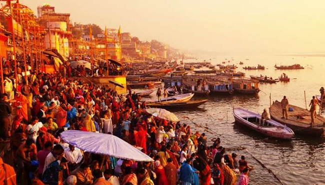 Varanasi - Thủ đô tinh thần của Ấn Độ: Varanasi có những cảnh đẹp tuyệt vời cùng lễ hội và những lời cầu nguyện chắc chắn mang đến cho bạn một trải nghiệm ấn tượng. 
