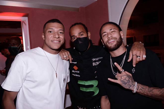 Hamilton (giữa) tới dự bữa tiệc sinh nhận cùng Mbappe (trái) và Neymar (phải)