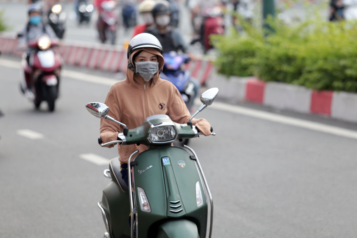 Người lao động trên đường đến chỗ làm trong sáng của tuần đầu tiên sau nới lỏng giãn cách.