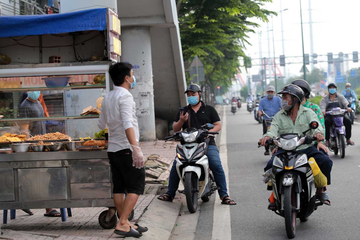 Hàng quán ăn uống hoạt động trở lại và bán cho khách mang đi.