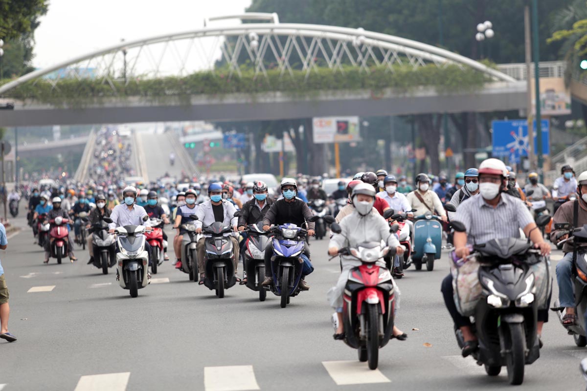 Đường Hoàng Minh Giám (quận Phú Nhuận), trước đây từng vắng bóng người vì dịch COVID-19 nhưng nay lại bắt đầu nhộn nhịp, đông đúc trở lại.