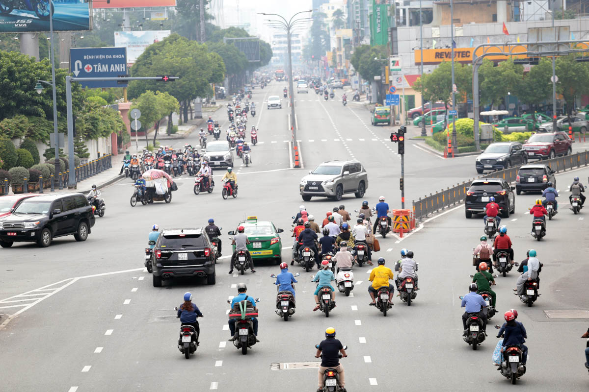 Giao lộ Hoàng Văn Thụ - Nguyễn Văn Trỗi (quận Phú Nhuận), xe cộ lưu thông đông, tăng gấp nhiều lần so với thời điểm siết chặt giãn cách.