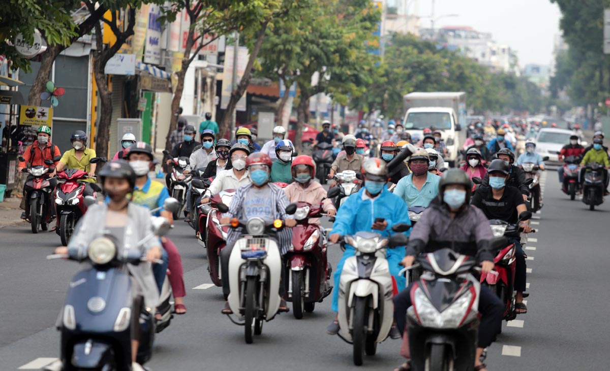 TP.HCM sáng đầu tuần sau nới lỏng giãn cách: “4 tháng rồi mới thấy xe cộ đông đúc trên đường” - 6