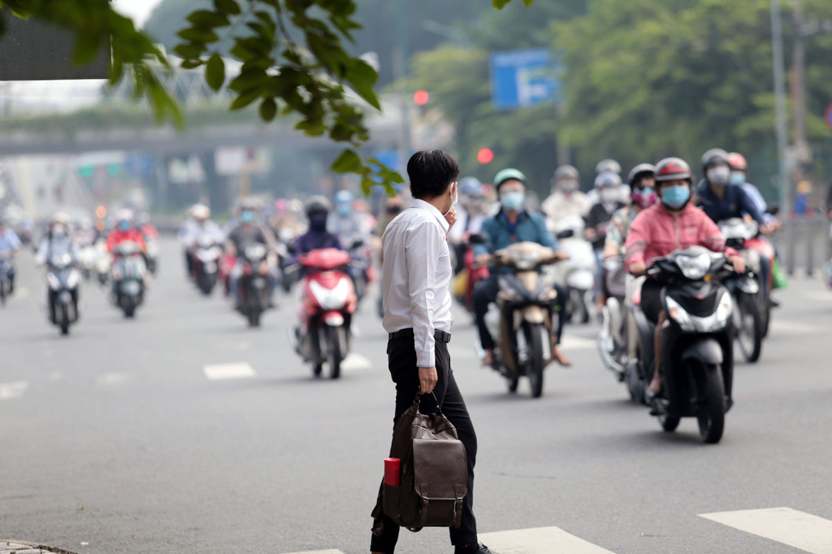 Nhịp sống đã dần quay trở lại với TP.HCM, đường phố tấp nập hơn so với thời điểm siết chặt giãn cách xã hội.