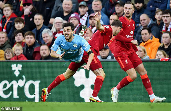 James Milner không phải nhận thẻ vàng trong tình huống phạm lỗi với Silva....