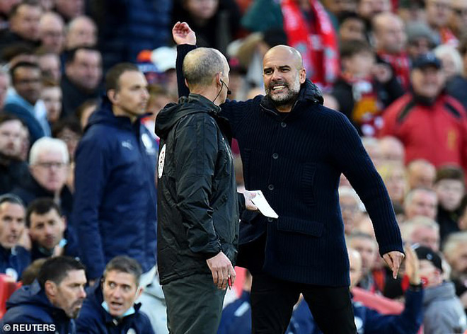 .... Pep Guardiola phản ứng cực kỳ mạnh với trọng tài