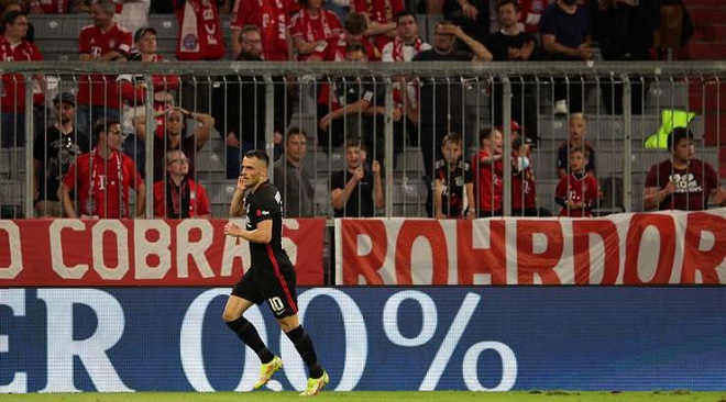 Kostic làm "chết lặng" các CĐV Bayern Munich