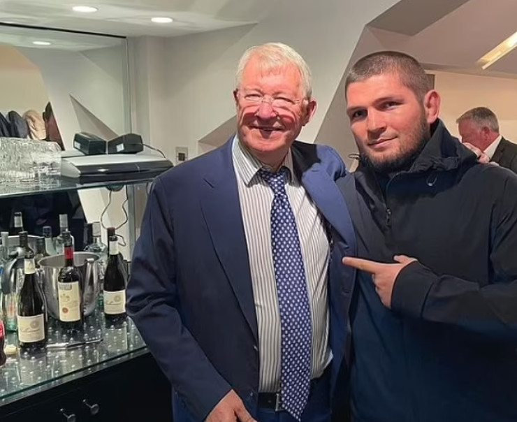 Khabib chụp ảnh cùng Sir Alex