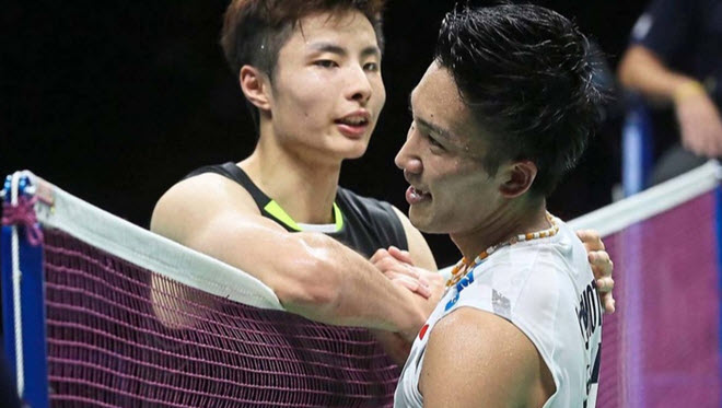 Kento Momota (phải) để thua Shi Yu Qi (trái) khiến Nhật Bản gần như hết cơ hội thắng Trung Quốc ở chung kết Sudirman Cup 2021