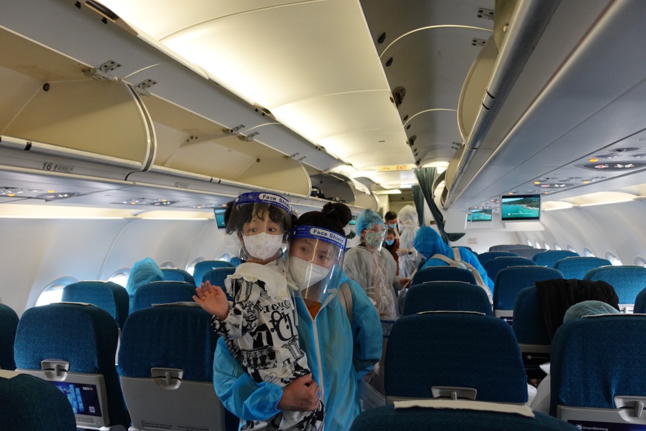 Ngoài ra, Vietnam Airlines đã áp dụng nghiêm ngặt các biện pháp như kiểm tra thân nhiệt, đeo khẩu trang, khai báo y tế, phục vụ khăn kháng khuẩn, khử khuẩn tàu bay... Sau khi hạ cánh, toàn bộ hành khách được đưa về tỉnh Quảng Nam và thực hiện cách ly tập trung theo quy định.