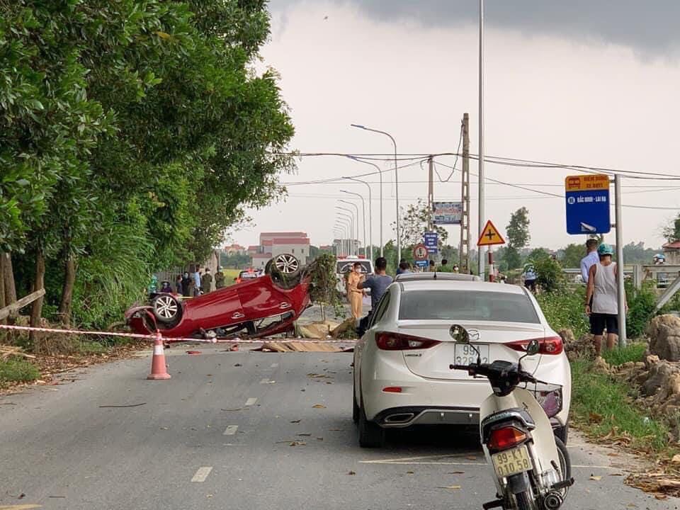 Ô tô con nát bét sau va chạm với xe tải, 6 nam nữ thanh niên thương vong - 1