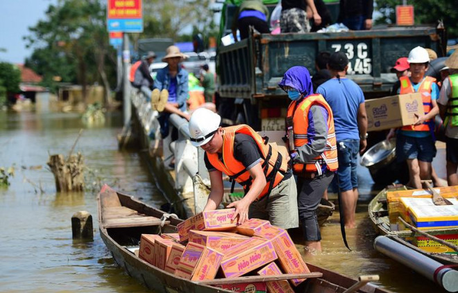 Các nhóm thiện nguyện chuyển lương thực cứu trợ người dân miền Trung bị ảnh hưởng mưa lũ hồi tháng 10-2020. Ảnh: TT