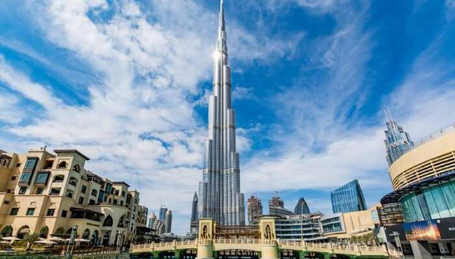 Burj Khalifa: Là tòa nhà cao nhất thế giới, Burj Khalifa không chỉ thể hiện kiến trúc và kỹ thuật hiện đại rực rỡ mà còn là trí tưởng tượng và khả năng thực hiện kỳ diệu. Cao 160 tầng, đài tưởng niệm này cho phép du khách chứng kiến tầm nhìn 360 độ đầy mê hoặc của thành phố Dubai. 
