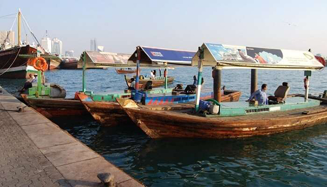 Chèo thuyền ở Dubai: Thuyền abra là loại thuyền gỗ nhỏ dành cho&nbsp;các tour du lịch tiết kiệm. Dubai old souq và Dubai Gold souq là hai nhà ga từ đó bạn có thể đi thuyền và vừa cưỡi ngựa vừa thưởng ngoạn khung cảnh đẹp như tranh vẽ của những con lạch xung quanh.&nbsp;
