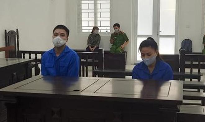 Phùng Thị Thu Hà và con trai nuôi bị đưa ra xét xử tại tòa.