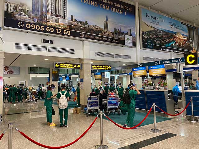Đoàn y bác sĩ làm thủ tục tại sân bay Tân Sơn Nhất