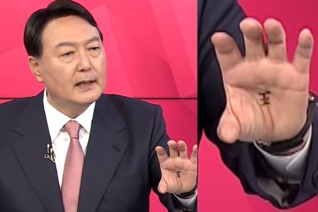 Ông Yoon Seok-youl với chữ “vương” giữa lòng bàn tay (ảnh: SCMP)