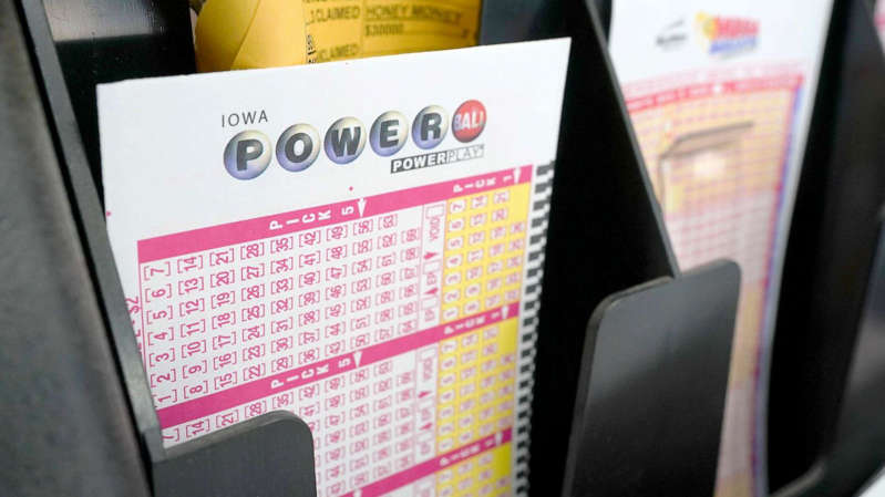 Một người may mắn đã trúng số độc đắc 699,8 triệu USD của Powerball. Ảnh: AP