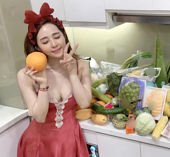 Trước đó, Quỳnh Nga cũng gây chú ý khi đăng tải hình ảnh bên một loạt thực phẩm xanh sạch đặt trong nhà bếp. Nữ diễn viên gợi cảm với chiếc váy ngủ hai dây, đeo bờm tóc dễ thương cùng màu với trang phục.
