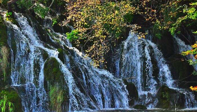 Thác Plitvice, Croatia: Với một mạng lưới thác và hồ nước rộng lớn, Plitvice ở Croatia là một khung cảnh lý tưởng cho những người yêu thiên nhiên. Mặt nước lấp lánh sẽ tạo nên một bối cảnh tuyệt vời khi bạn muốn có những bức ảnh để đời.&nbsp;
