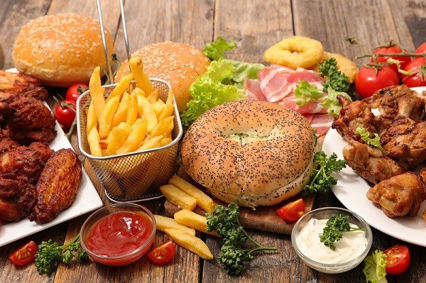Đồ ăn nhanh, thức ăn đường phố là một trong số nguyên nhân khiến đại trực tràng bị ảnh hưởng.