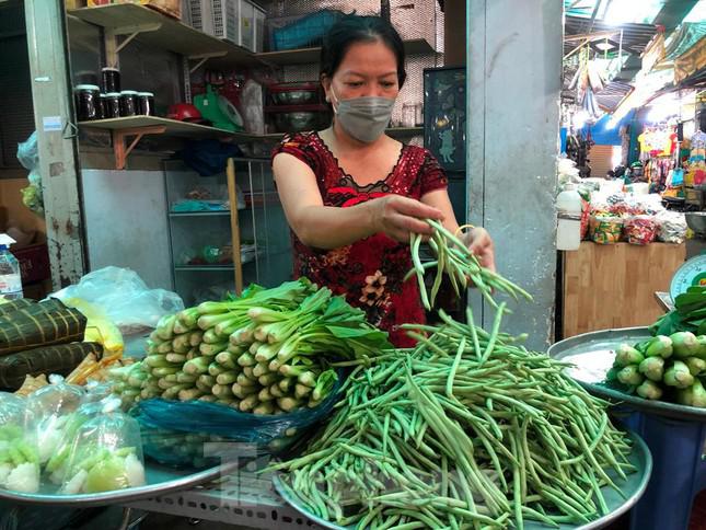 Chị Nguyễn Thị Oanh giới thiệu đậu cô-ve vườn, giá chỉ 25.000 đồng/kg